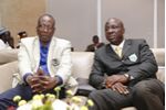Les présidents Idé Issiaka et  Bamba Cheick Daniel font un brin de causette, toujours dans le salon d’honneur de l’aéroport FHB 