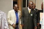 Le président de la Fitkd, Bamba Cheick Daniel tient amicalement la main de son hôte de marque, le président Idé Issiaka, au salon d’honneur de l’aéroport FHB