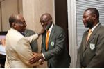 Le président Idé Issiaka salue Me J.M Yacé, également membre du Comité exécutif de la Fitkd en présence du président Bamba Cheick Daniel.