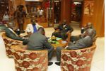 Toute la délégation de la Fitkd avec à sa tête le président Bamba Cheick Daniel, en compagnie du président Idé, au salon d’honneur de l’aéroport FHB (4)