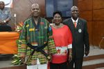 Bien vêtu dans son Dobok d'or, le Général Ouassénan Koné pose avec son épouse et le Président Bamba Cheick Daniel