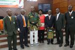 Le Président Bamba Cheick Daniel, le DTN Koné Souleymane et les Grands-Maitres, doyens et vétérans, autour du Général Ouassénan et de son épouse