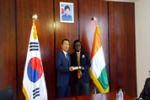 Gbagbi Ruth (photo d'archive avec l'Ambassadeur de Corée) donne la 1ère médaille d'Or de Championnat du Monde à la Côte d'Ivoire